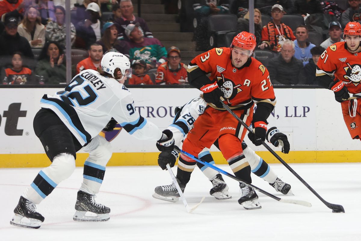 #23 C Mason McTavish of the Anaheim Ducks skates with the puck during an NHL game against the Utah Mammoth on November 17, 2025 in Anaheim, Calif.