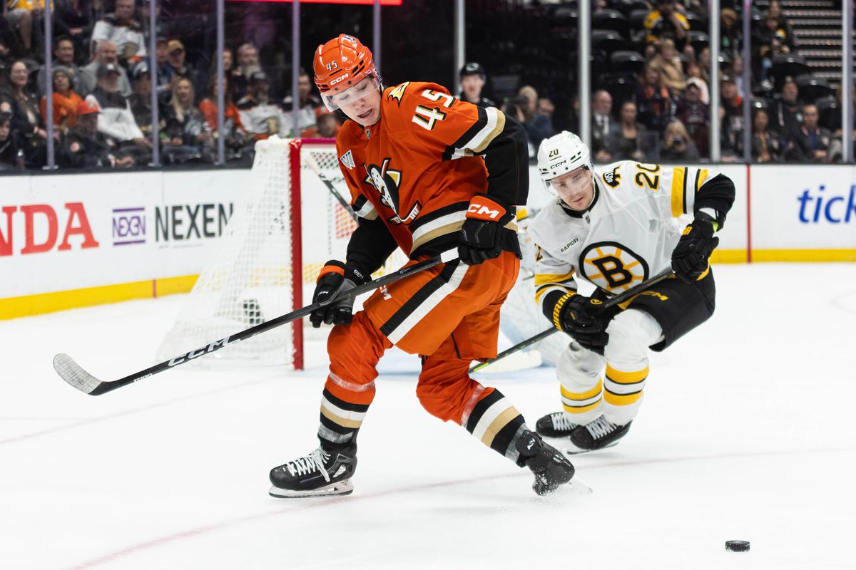 Anaheim Ducks R Beckett Sennecke (45) looks at the puck after passing it during an NHL game against the Boston Bruins on November 19, 2025 in Anaheim, Calif.