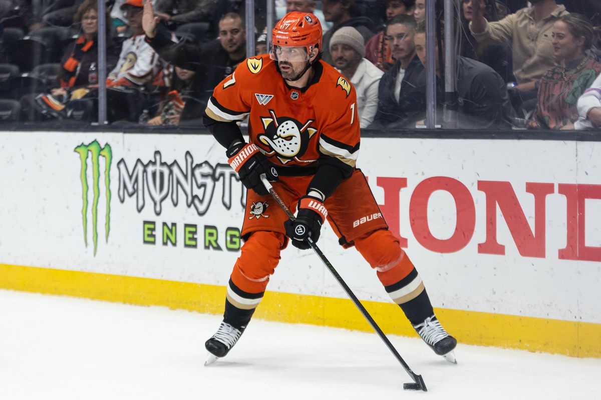 Anaheim Ducks L Alex Killorn (17) looks to pass the puck during an NHL game against the Ottawa Senators on November 20, 2025 in Anaheim, Calif.