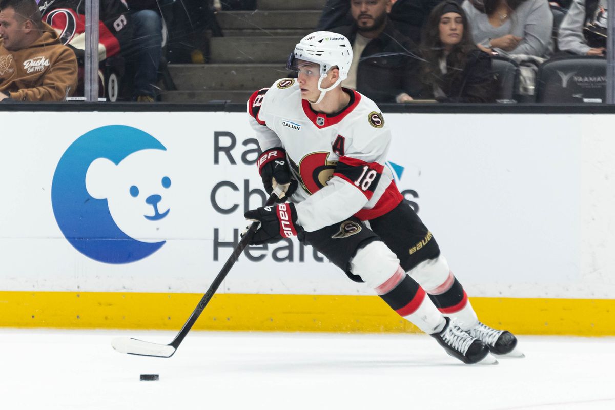 Ottawa Senators C Tim Stützle (18) skates up with the puck during an NHL game against the Anaheim Ducks on November 20, 2025 in Anaheim, Calif.