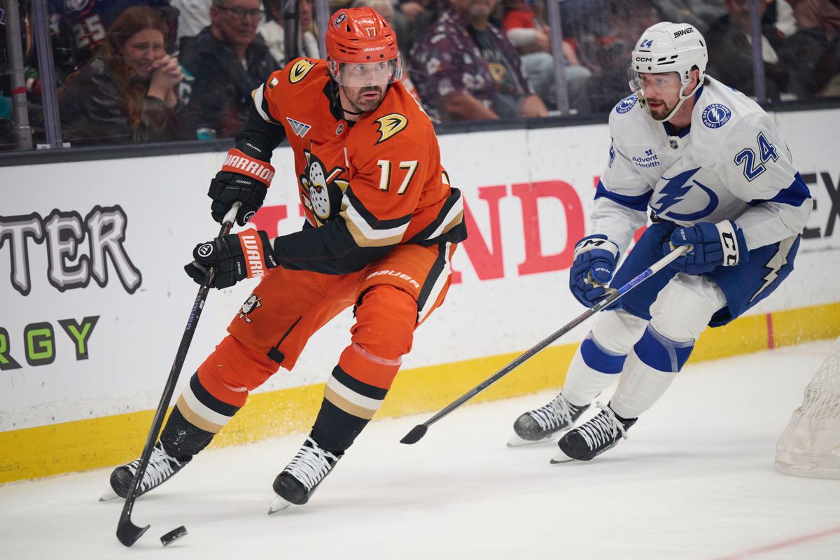 Anaheim Ducks left wing Alex Killorn (17) skates with the puck against the Lightning at the Honda Center on December 31,2025 in Anaheim, California.