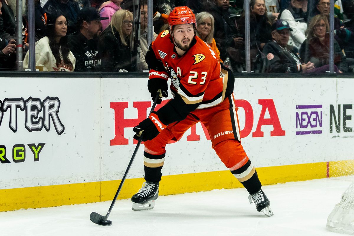 Anaheim Ducks center wing Mason McTavish (23) looks for the open teammate during an NHL hockey game against the Minnesota Wild, Friday, January 2nd, 2026 in Anaheim, California