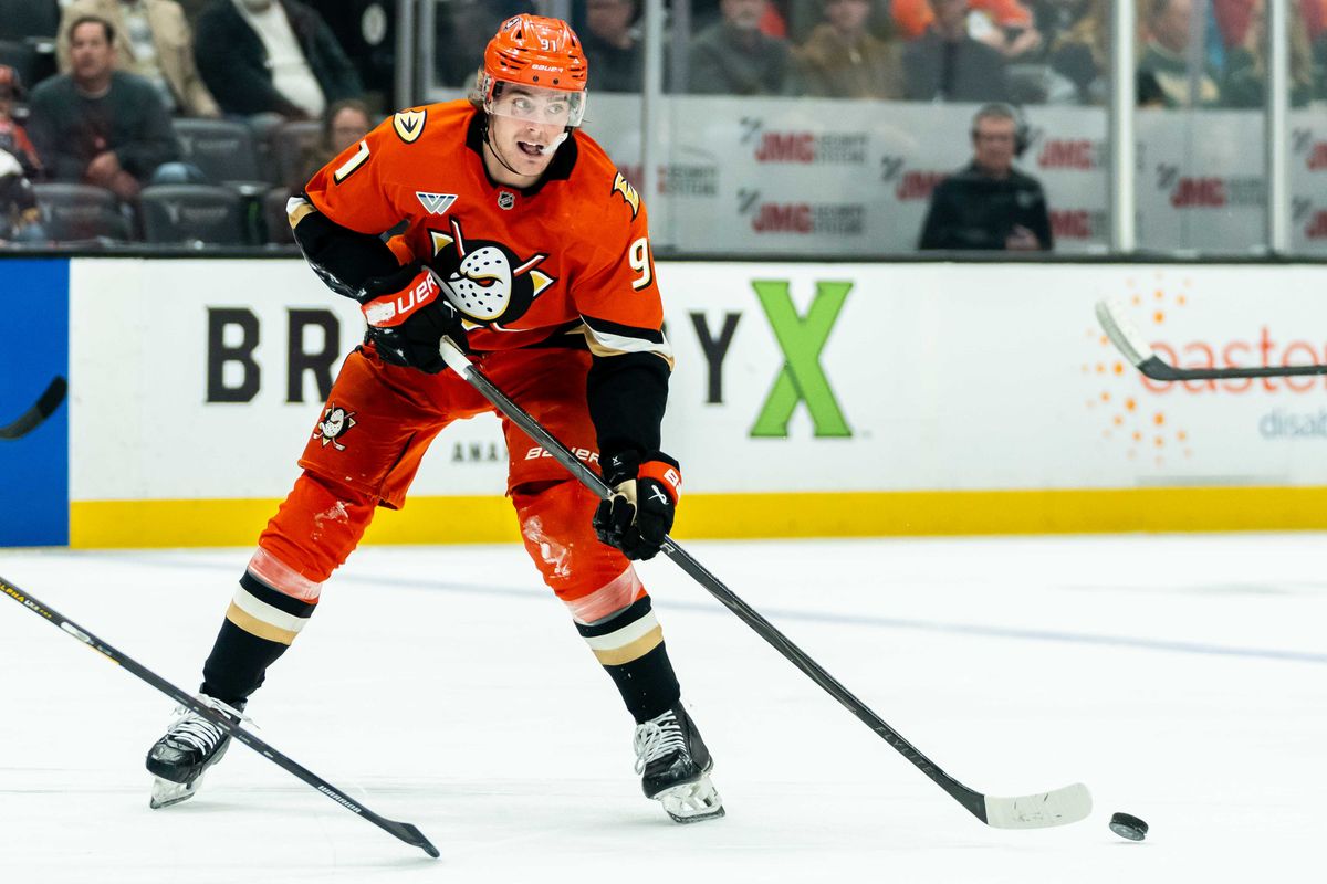 Anaheim Ducks center wing Leo Carlsson (91) looks for the open teammate during an NHL hockey game against the Minnesota Wild, Friday, January 2nd, 2026 in Anaheim, California