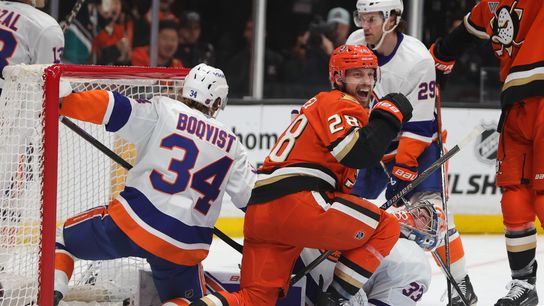 TST Images: Ducks defeat Islanders, 5-1, at Honda Center taken Honda Center (TST Los Angeles). Photo by Darwin Walker - The Sporting Tribune