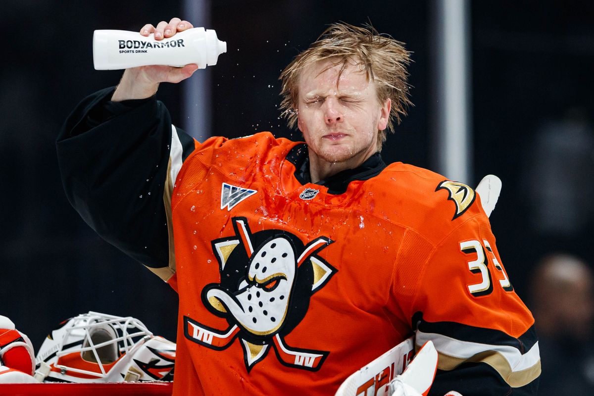 Anaheim Ducks goaltender Ville Husso (33) sprays water on himself during an NHL match against the St. Louis Blues on March 8, 2026 in Anaheim, California.