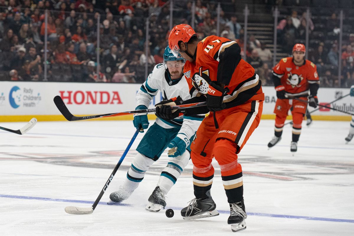 Anaheim Ducks defender Noah Warren (47) defends against San Jose Earthquakes forward Benjamin Kikanovic (28) during an NHL match between San Jose Sharks and Anaheim Ducks on Sunday, September 20, 2026 at Honda Center in Anaheim, California. Anaheim Ducks defender Noah Warren (47) defends against San Jose Earthquakes forward Benjamin Kikanovic (28) during an NHL match between San Jose Sharks and Anaheim Ducks on Sunday, September 20, 2026 at Honda Center in Anaheim, California.
