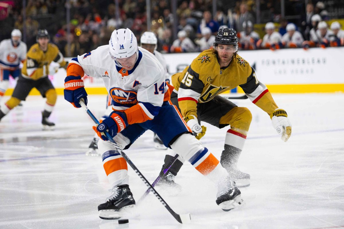 New York Islanders center Bo Horvat (14) stops in the offensive zone to gain possession of the puck during a NHL game between the Las Vegas Golden Knights and the New York Islanders, Thursday January 9, 2025 in Las Vegas, Nev.