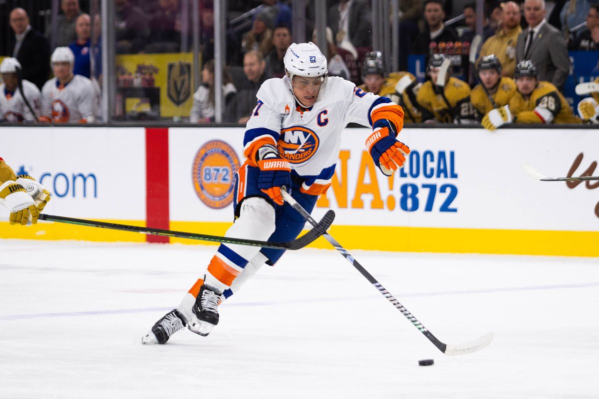  New York Islanders left wing Anders Lee (27) skates the puck into the offensive zone during a NHL game between the Las Vegas Golden Knights and the New York Islanders, Thursday January 9, 2025 in Las Vegas, Nev.