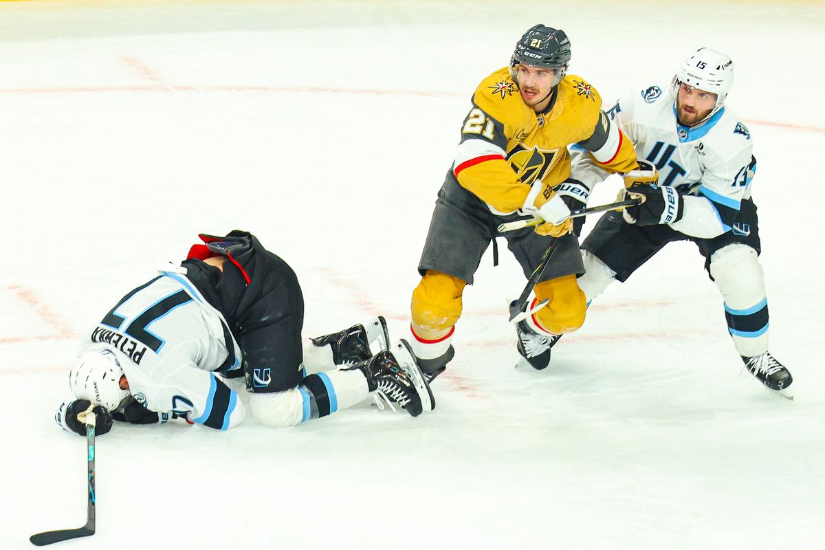 Vegas Golden Knights F Brett Howden (21) watches for the puck after a face-off during Round 1 of the NHL Playoffs against the Utah Mammoth on Sunday, April 19, 2026, in Las Vegas, Nevada. 