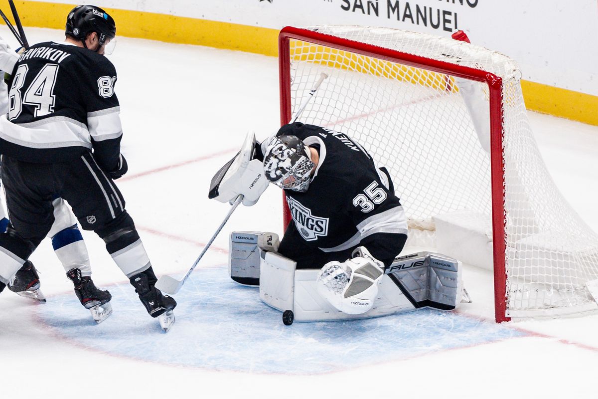 Los Angeles Kings G (35) Darcy Kuemper blocks the puck from going into the goal in a game against the Tampa Bay Lightning on January 4, 2025 at Crypto.com Arena