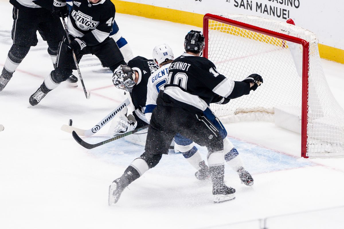 Los Angeles Kings G (35) Darcy Kuemper blocks the puck from going into the goal in a game against the Tampa Bay Lightning on January 4, 2025 at Crypto.com Arena