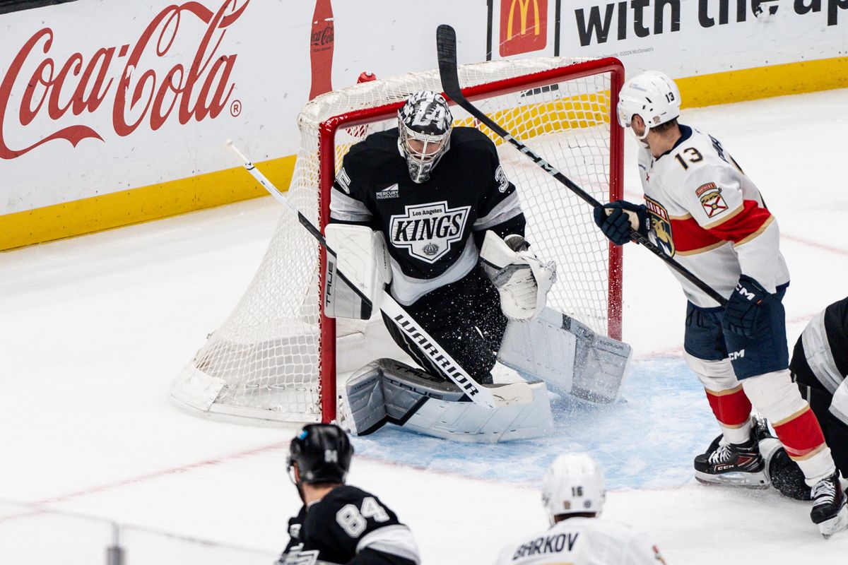 Los Angeles Kings G Darcy Kuemper (35) with one of his many saves in the game against the Florida Panthers on January 22, 2025 at Crypto.com Arena Los Angeles Kings G Darcy Kuemper (35) with one of his many saves in the game against the Florida Panthers on January 22, 2025 at Crypto.com Arena