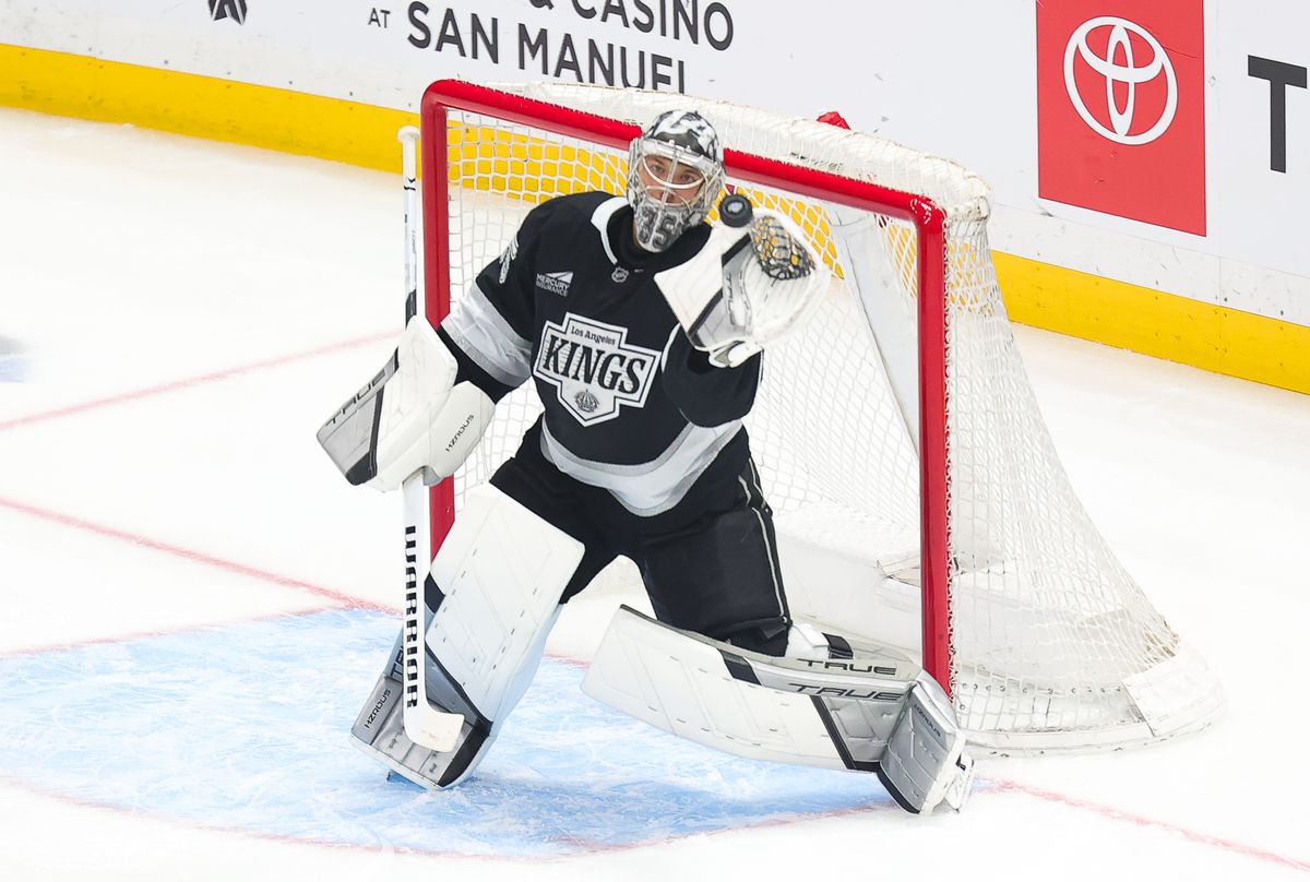 Los Angeles Kings G (35) Darcy Kuemper makes a save against the Edmonton Oilers on April 5, 2025 at Crypto.com Arena. Los Angeles Kings G (35) Darcy Kuemper makes a save against the Edmonton Oilers on April 5, 2025 at Crypto.com Arena.