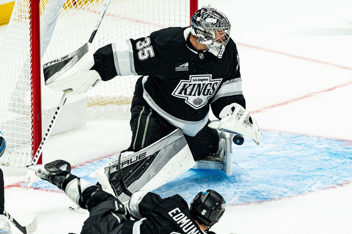 Los Angeles Kings G Darcy Kuemper (35) blocks a shot during an NHL match against the Utah Mammoth on September 22nd, 2026 in Los Angeles, California. Los Angeles Kings G Darcy Kuemper (35) blocks a shot during an NHL match against the Utah Mammoth on September 22nd, 2026 in Los Angeles, California.
