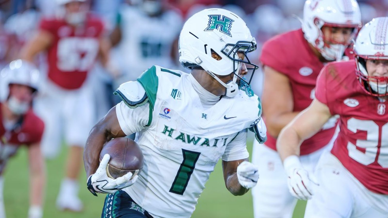 DeVon Rice runs up the field during Hawai’i’s 2nd half comeback effort.