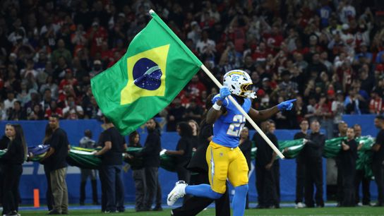 Najee Harris leaves Jim Harbaugh for John and the Giants taken At LOS ANGELES (Los Angeles Chargers). Photo by Melissa Wamp - The Sporting Tribune