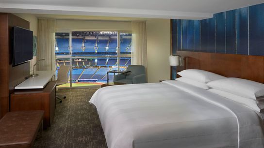 Hotel offers view of World Series Game 7 for over $11,000 taken in Toronto (Los Angeles Dodgers)