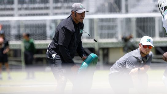 Offensive coordinator Anthony Arceneaux coaches a drill during a Hawai’i football practice.