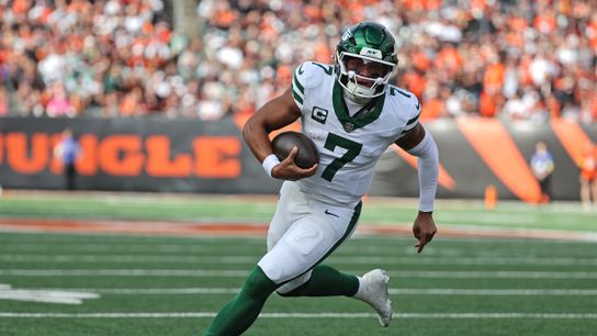 Caption: Oct 26, 2025; Cincinnati, Ohio, USA; New York Jets quarterback Justin Fields (7) runs with the ball during the fourth quarter against the Cincinnati Bengals at Paycor Stadium.