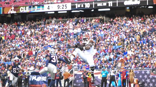 Oct 26, 2025; Foxborough, Massachusetts, USA; Cleveland Browns tight end David Njoku (85) scores a touchdown during the fourth quarter against the New England Patriots at Gillette Stadium.