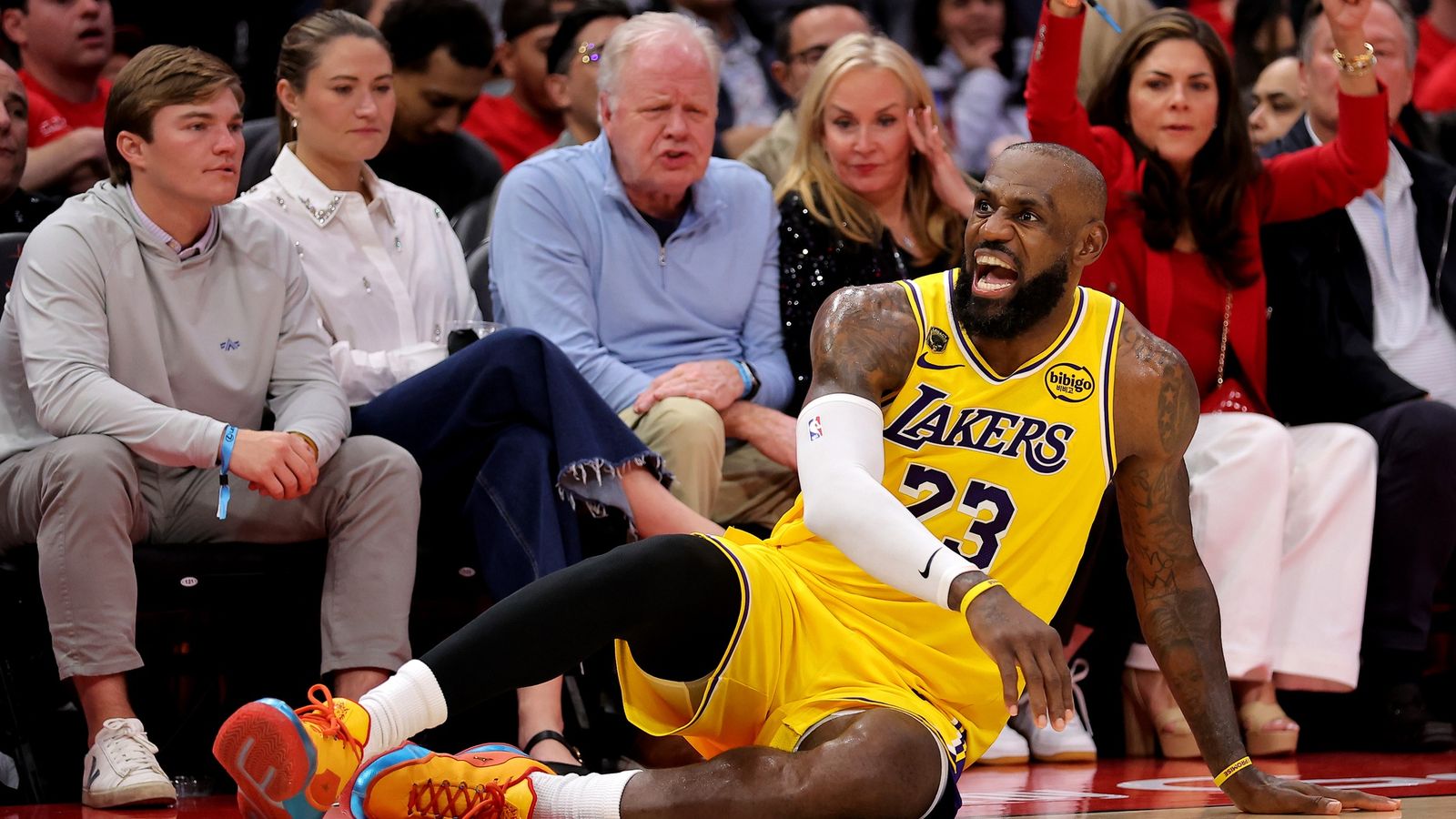 Lakers advance to second round, defeat Rockets in six games
