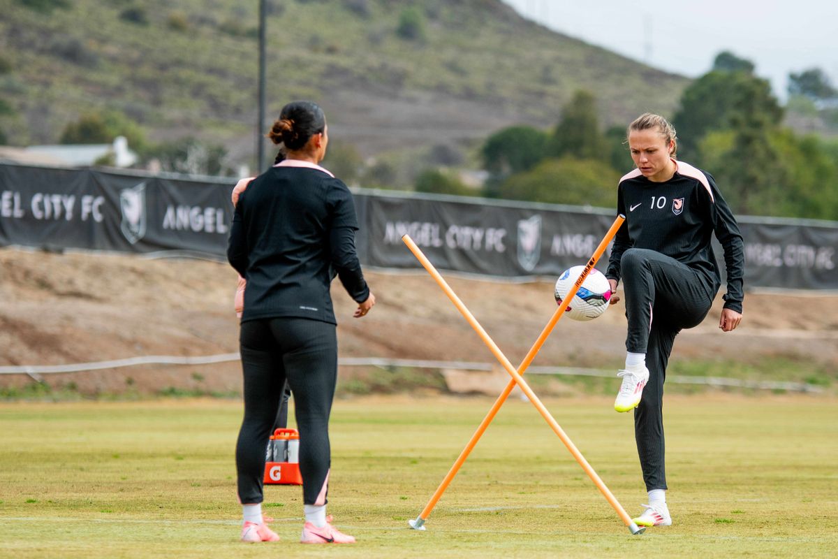 Angel City FC attacker Claire Emslie during practice outside the performance center, Thursday January 30, 2025 in Thousand Oaks, Calif. Angel City FC attacker Claire Emslie during practice outside the performance center, Thursday January 30, 2025 in Thousand Oaks, Calif.