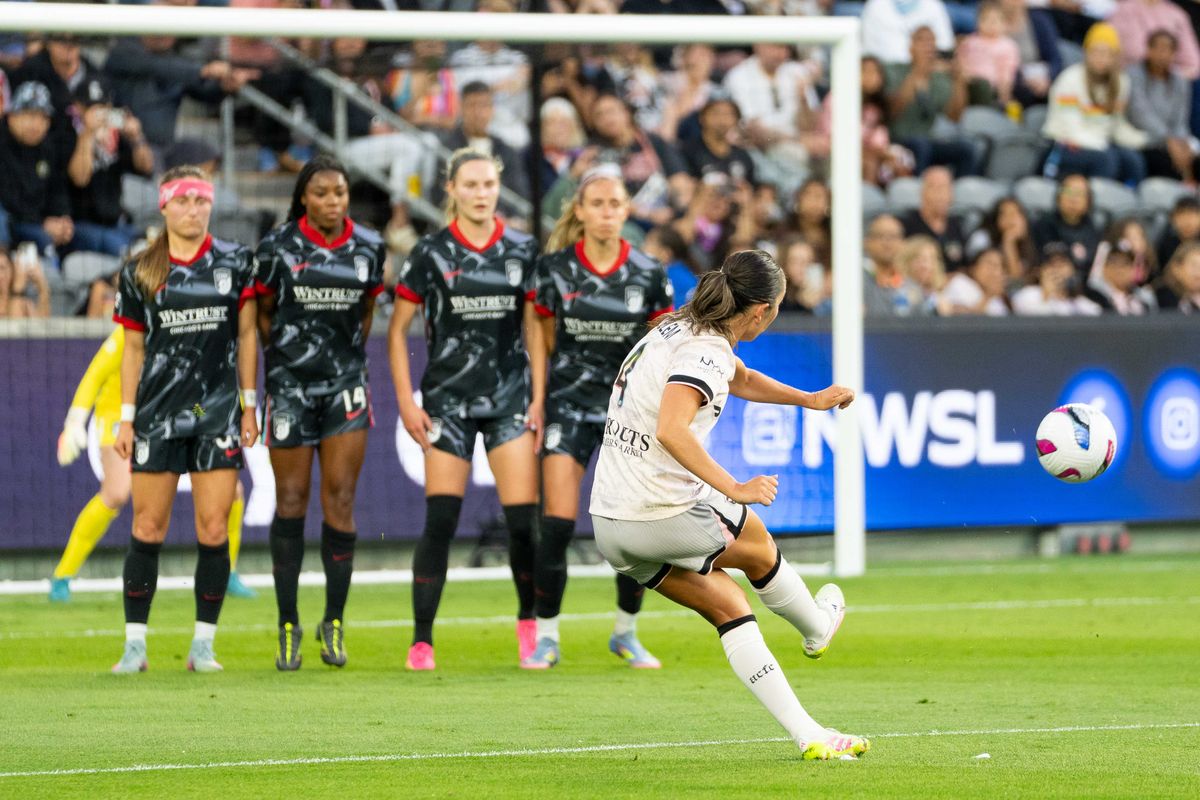Angel City FC midfielder Katie Zelem (4) looks to score at an NWSL game against the Chicago Stars on Saturday June 7th, 2025 in Los Angeles, California. 