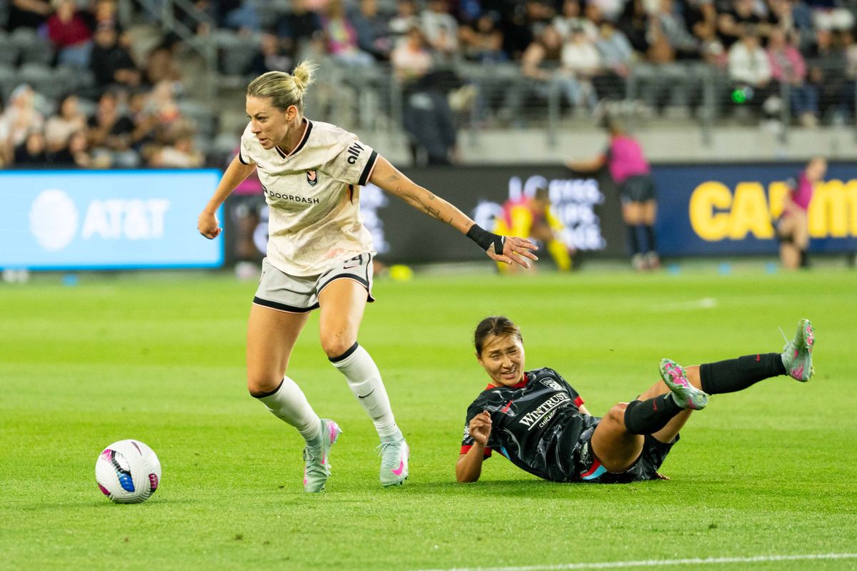 Angel City FC midfielder Alana Kennedy (14) gets past her opponent at an NWSL game against the Chicago Stars on Saturday June 7th, 2025 in Los Angeles, California. 