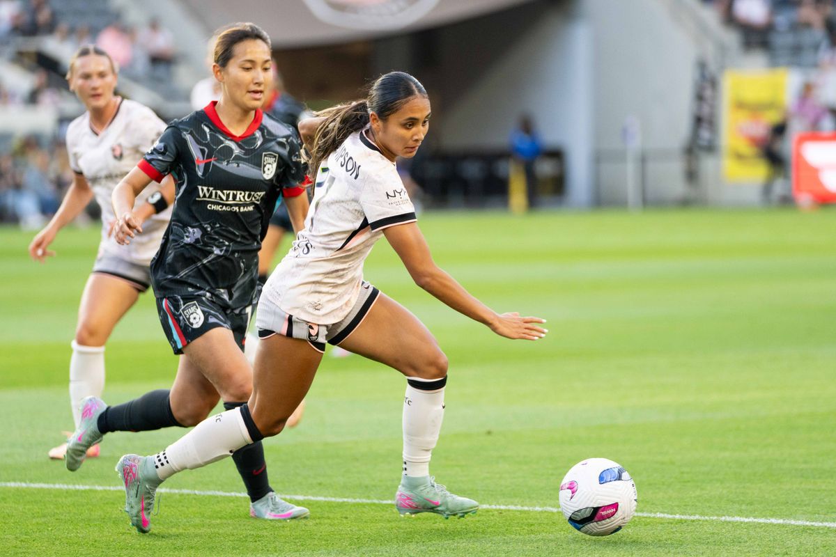 Angel City FC forward Alyssa Thompson (21) getting past her opponents, at an NWSL game against the Chicago Stars on Saturday June 7th, 2025 in Los Angeles, California. 