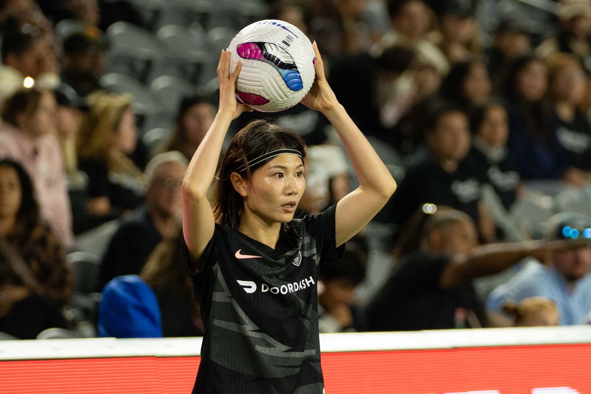 Angel City FC defender Miyabi Moriya (29) throws the ball in an NWSL game against the NC Courage  on Saturday June 14th, 2025 in Los Angeles, California. 
