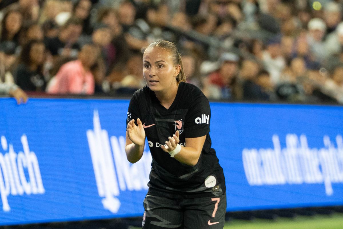 Angel City FC forward Julie Dufour (7) encourages her teammates at an NWSL game against the NC Courage  on Saturday June 14th, 2025 in Los Angeles, California. 