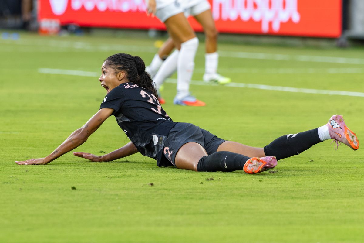 Sveindís Jane Jónsdóttir #32 of Angel City FC looks for call during an NWSL match against Bay FC at BMO Stadium on September 1, 2025 in Los Angeles, California.
