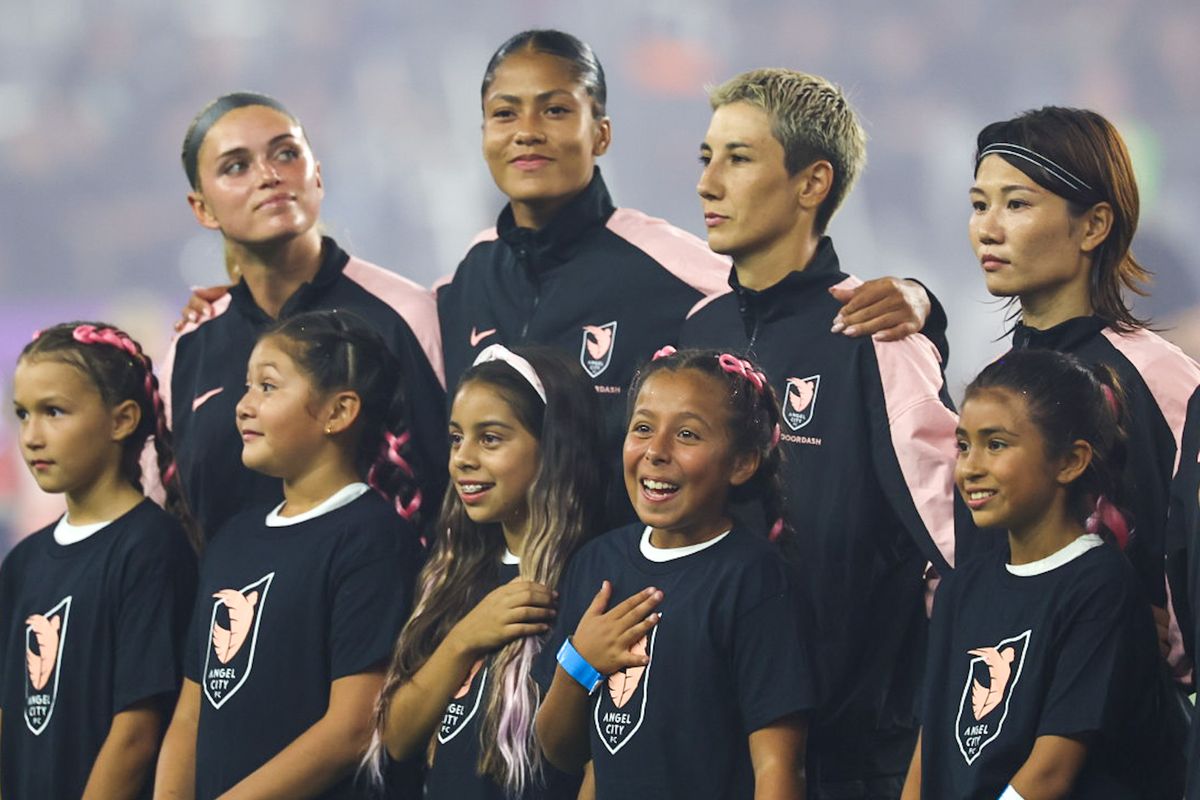 Angel City FC forward Sveindís Jónsdóttir (32) smiles at the fans during an NWSL soccer game against the Washington Spirit, Thursday, September 18, 2025, in Los Angeles, California. 