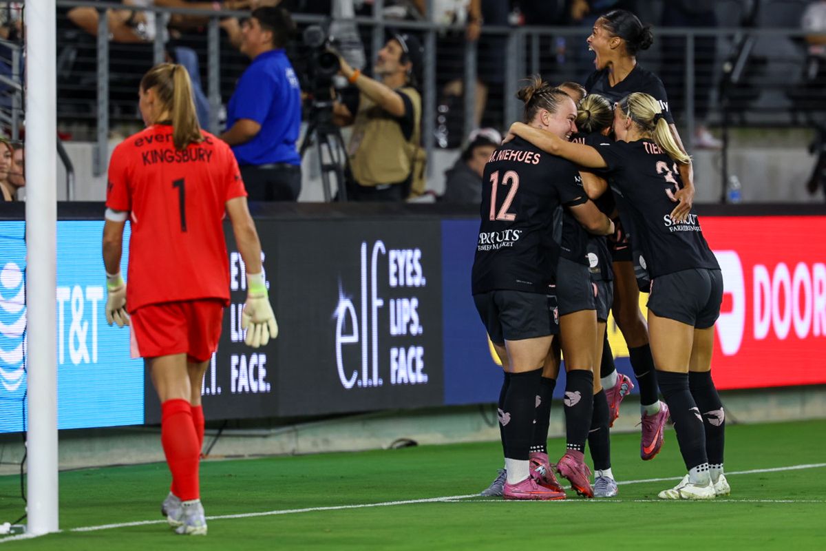 Angel City FC midfielder Evelyn Shores (15) celebrates with teammates after scoring during an NWSL soccer game against the Washington Spirit, Thursday, September 18, 2025, in Los Angeles, California. 