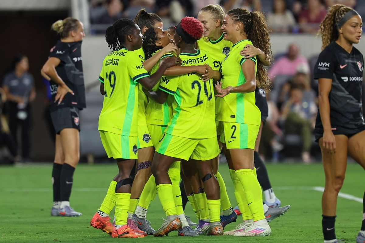 Washington Spirit midfielder Croix Bethune (7) celebrates with teammates after scoring during an NWSL soccer game against the Washington Spirit, Thursday, September 18, 2025, in Los Angeles, California