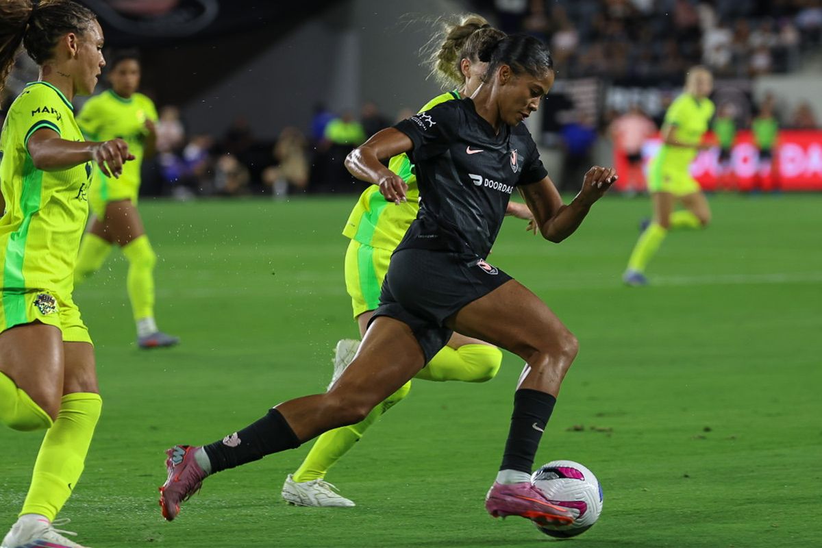Angel City FC forward Sveindís Jónsdóttir (32) controls the ball during an NWSL soccer game against the Washington Spirit, Thursday, September 18, 2025, in Los Angeles, California. 