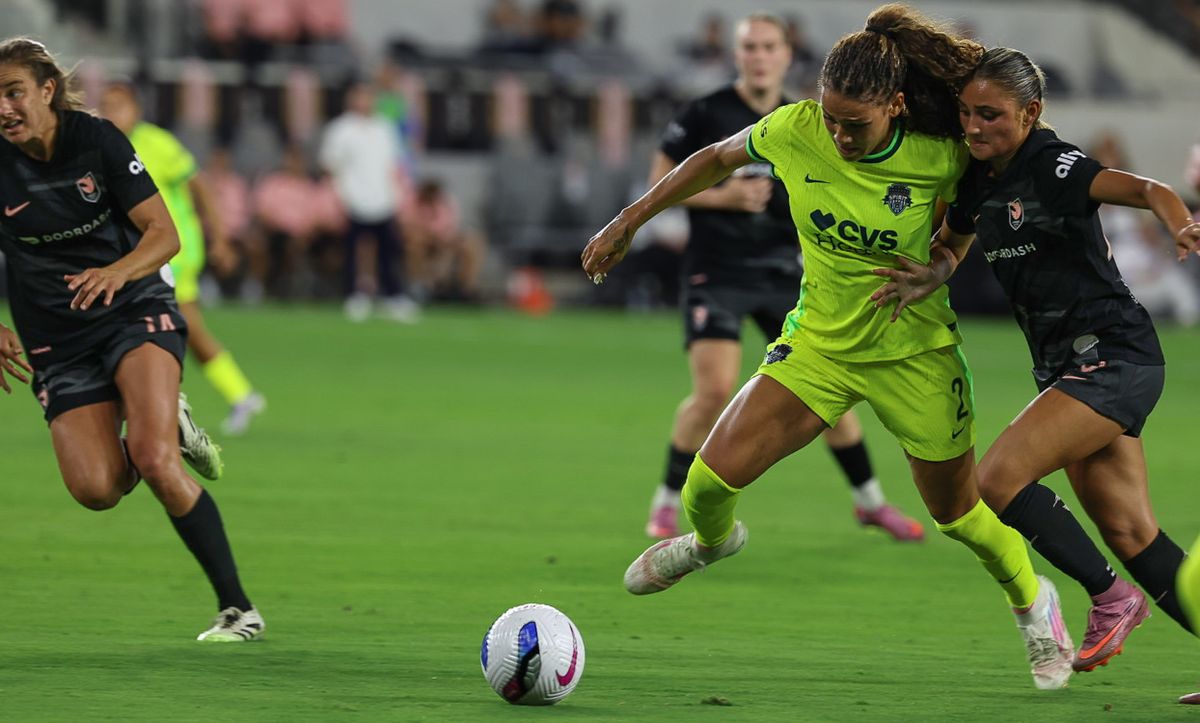 Washington Spirit forward Trinity Rodman (2) battles during an NWSL soccer game against the Washington Spirit, Thursday, September 18, 2025, in Los Angeles, California. 
