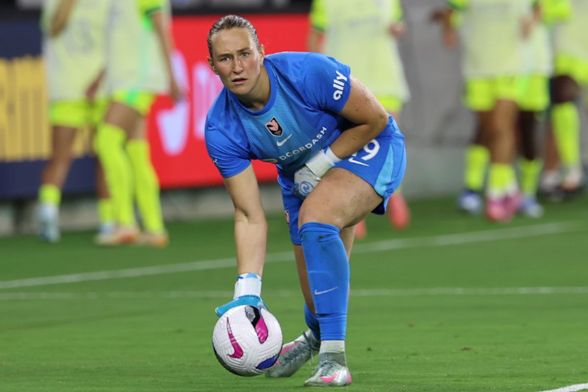 Angel City FC goalkeeper Angelina Anderson (19) passes the ball during an NWSL soccer game against the Washington Spirit, Thursday, September 18, 2025, in Los Angeles, California. 