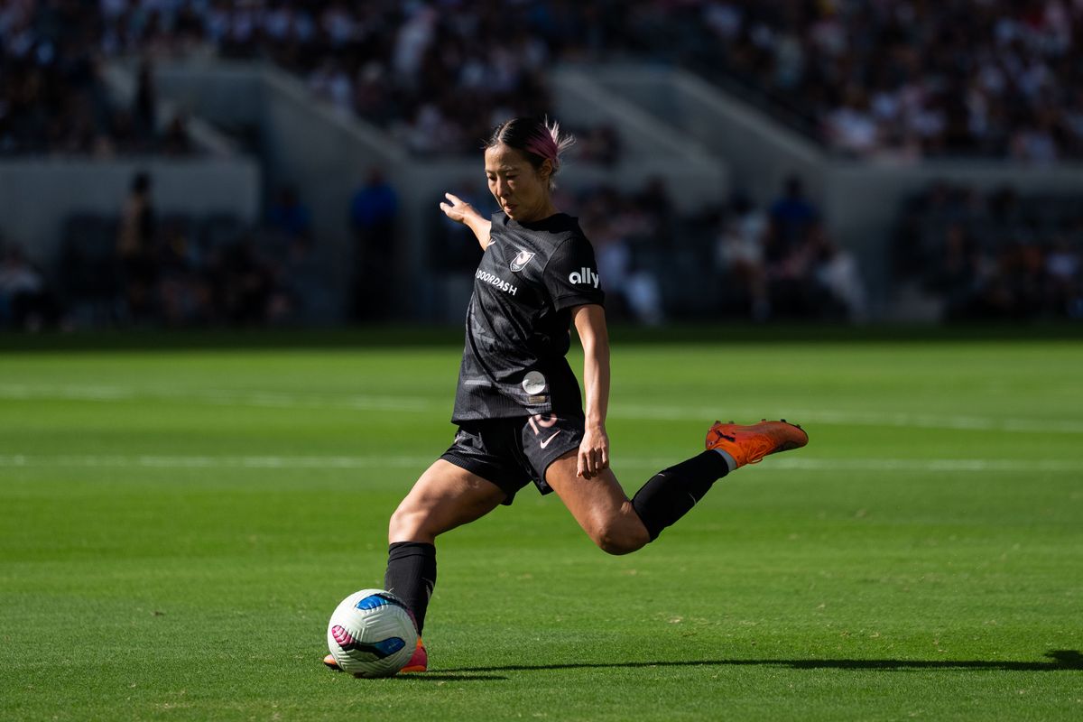 Angel City FC forward Jun Endo (18) takes a free kick, Sunday, Oct. 19, 2025, at BMO Stadium in Los Angeles, Calif.