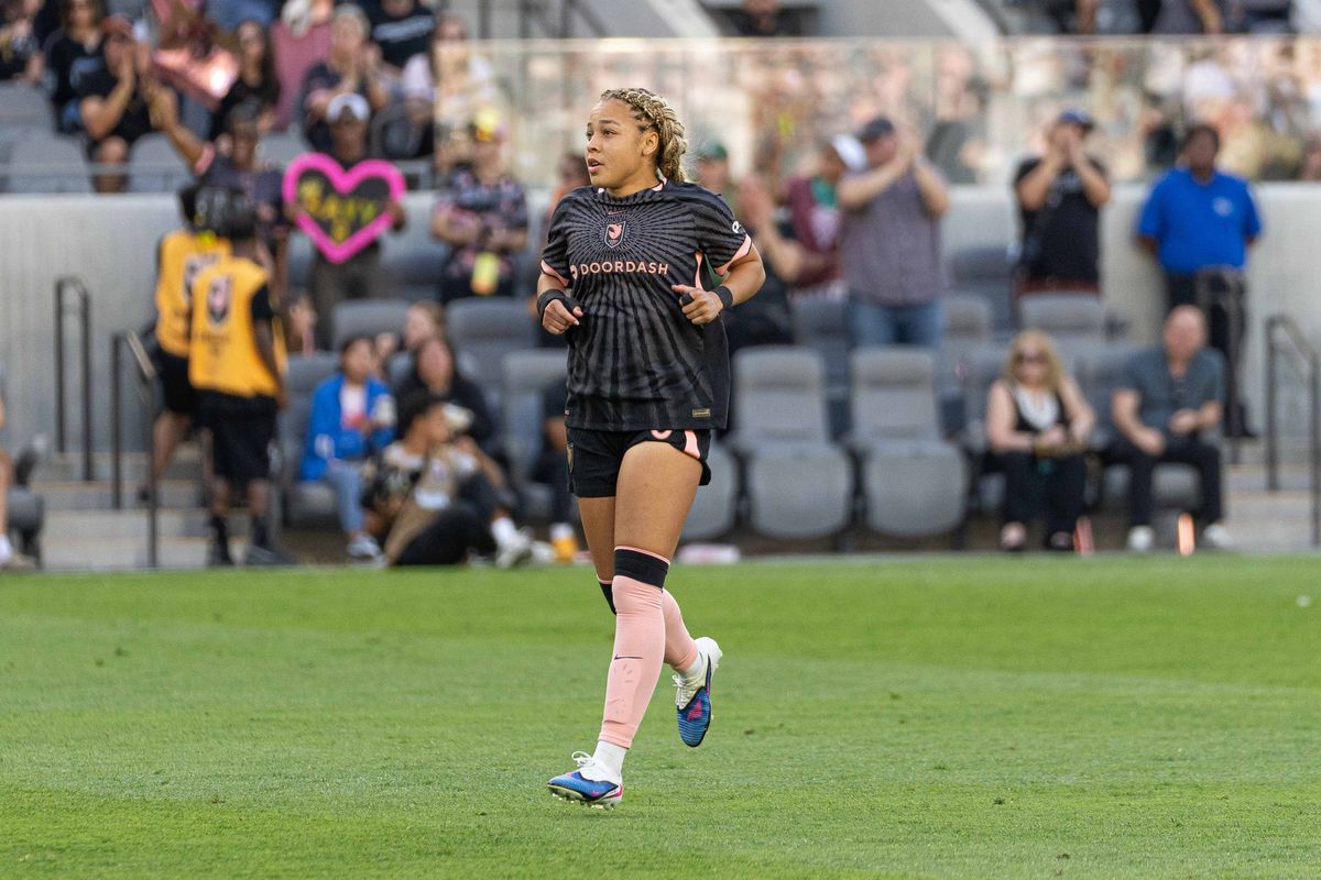 Angel City FC defender Savy King (3) checks in during an NWSL game against the Chicago Stars on Sunday March 15th, 2026 in Los Angeles, California. Angel City FC defender Savy King (3) checks in during an NWSL game against the Chicago Stars on Sunday March 15th, 2026 in Los Angeles, California.