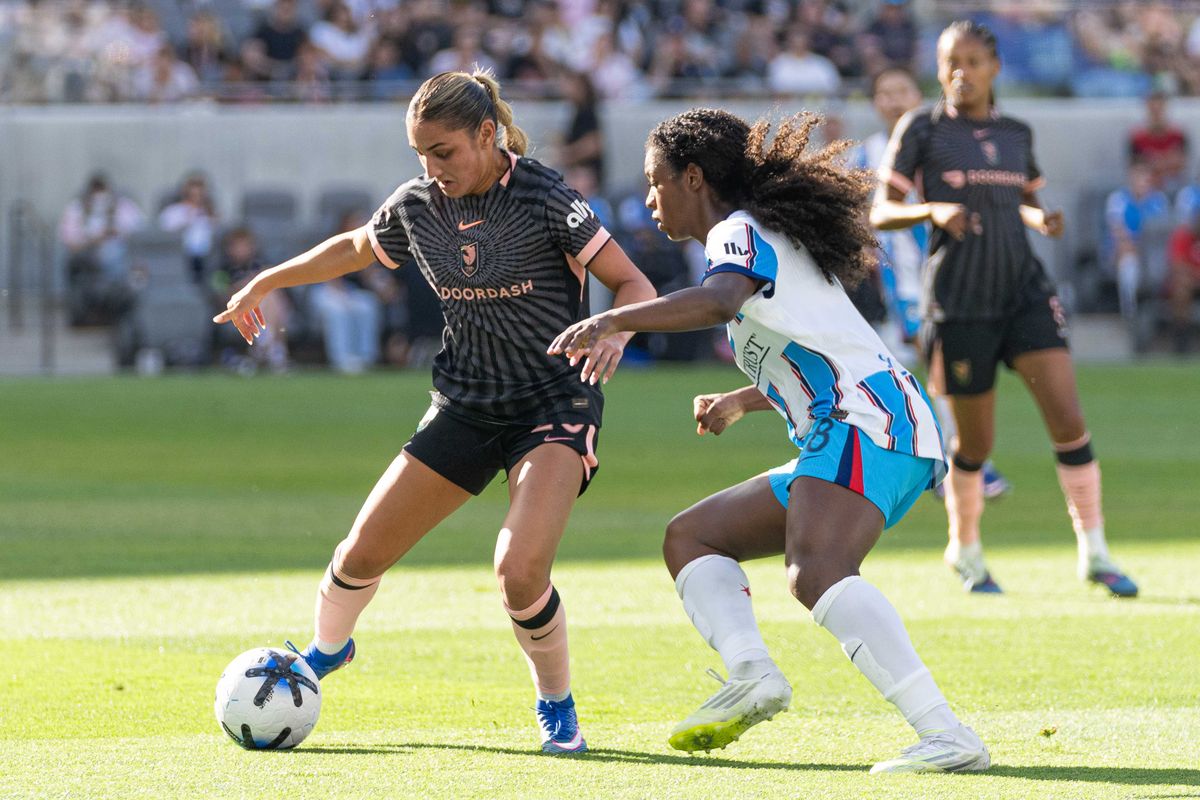 Angel City FC defender Gisele Thompson (21) fights for possession during an NWSL game against the Chicago Stars on Sunday March 15th, 2026 in Los Angeles, California. Angel City FC defender Gisele Thompson (21) fights for possession during an NWSL game against the Chicago Stars on Sunday March 15th, 2026 in Los Angeles, California.