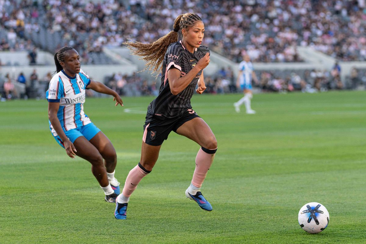 Angel City FC forward Sveindiss Jonsdottier (32) chases down the ball in an NWSL game against the Chicago Stars on Sunday March 15th, 2026 in Los Angeles, California. Angel City FC forward Sveindiss Jonsdottier (32) chases down the ball in an NWSL game against the Chicago Stars on Sunday March 15th, 2026 in Los Angeles, California.