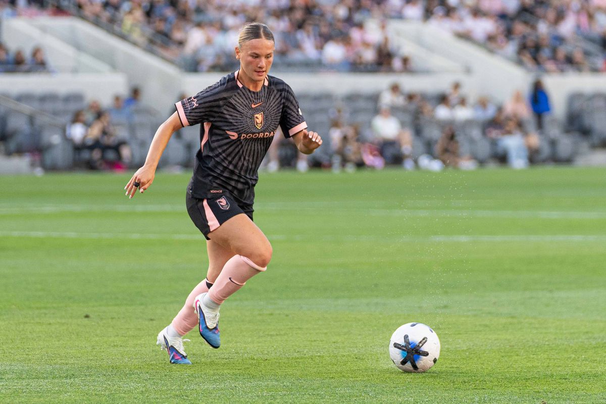 Angel City FC midfielder Kennedy Fuller (17) looks to score in an NWSL game against the Chicago Stars on Sunday March 15th, 2026 in Los Angeles, California. Angel City FC midfielder Kennedy Fuller (17) looks to score in an NWSL game against the Chicago Stars on Sunday March 15th, 2026 in Los Angeles, California.