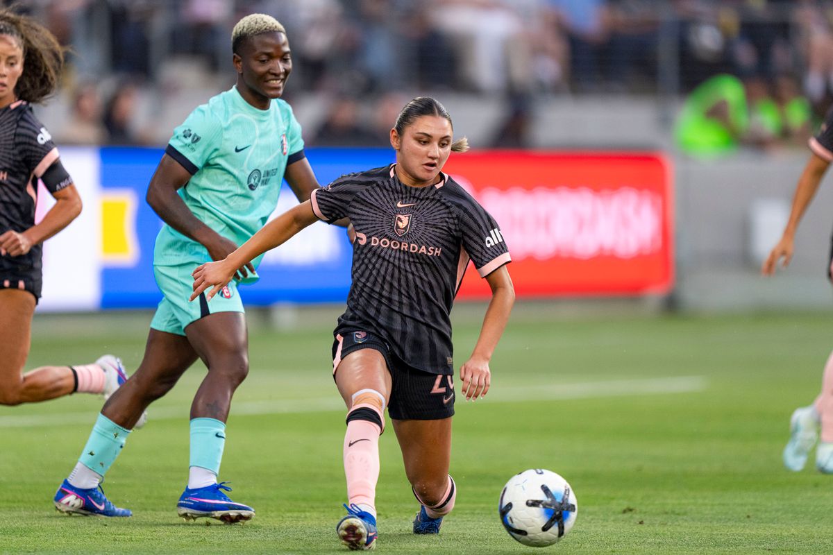 Angel City FC defender Gisele Thompson (20) dribbling through defenders during an NWSL game against the Kansas City Current on Wednesday May 20th, 2026 in Los Angeles, California.