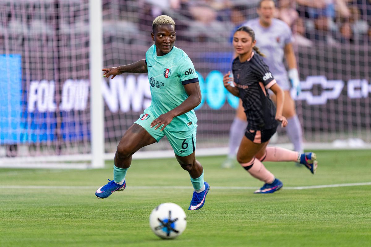 Kansas City Current forward Temwa Chawinga (6) chasing the ball during an NWSL game against Angel City FC on Wednesday May 20th, 2026 in Los Angeles, California.