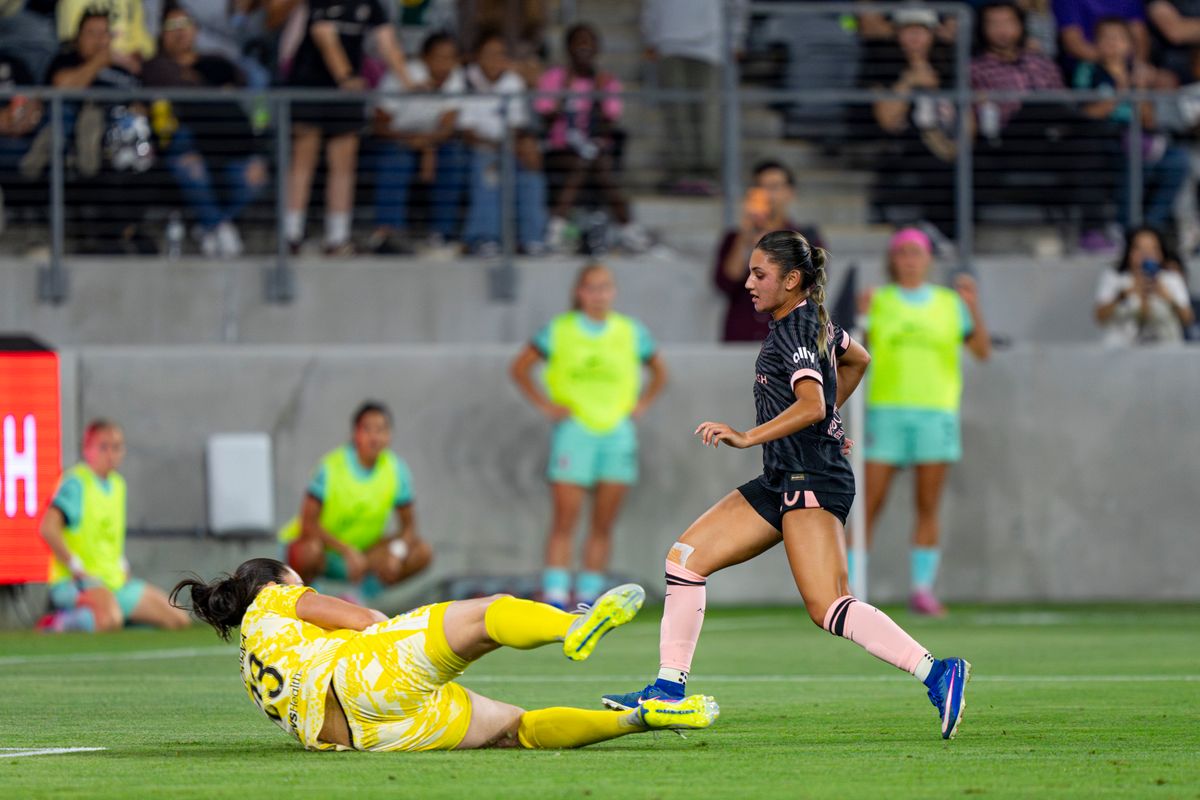 Kansas City Current goalkeeper Marisa Jordan (1) sliding forward, catching the ball during an NWSL game against Angel City FC on Wednesday May 20th, 2026 in Los Angeles, California.