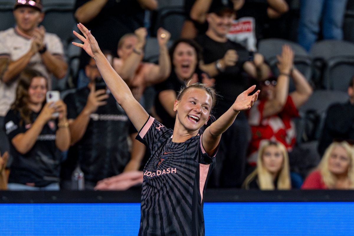 Angel City FC midfielder Kennedy Fuller (17) celebrating a goal during an NWSL game against the Kansas City Current on Wednesday May 20th, 2026 in Los Angeles, California.