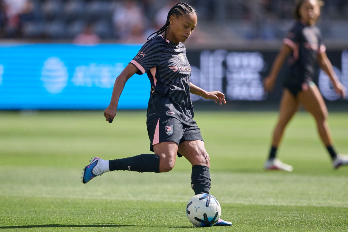 The Angel City FC Midfielder Ary Borges #8 passes during an NWSL game against The North Carolina Courage on May 31st, 2026 at BMO Stadium in Los Angeles, California.