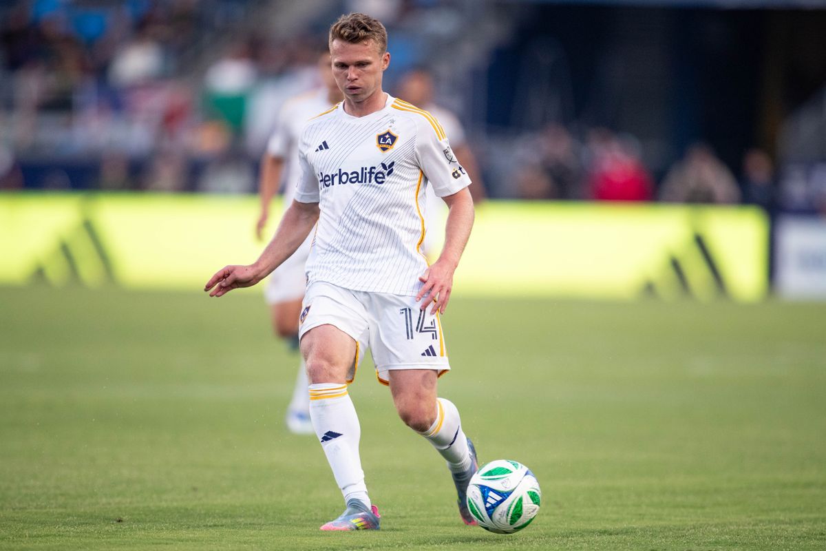 Los Angeles Galaxy defender John Nelson (14)juggles the ball during the game against the San Jose Earthquakes on Wednesday, May 28, 2025, at Dignity Health Sports Park in Carson, CA.