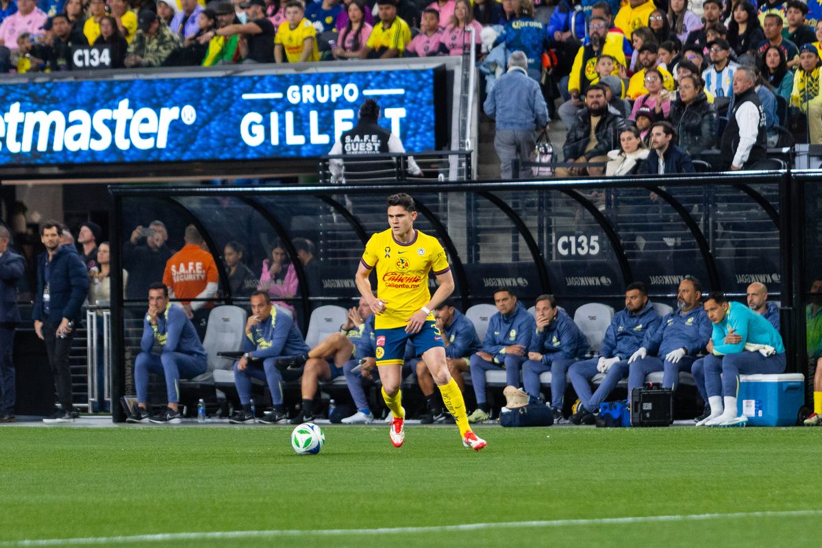 Club América right-back Israel Reyes (3) dribbles the ball up the pitch during a soccer friendly match between Inter Miami and Club América, Saturday January 18, 2025 in Las Vegas, Nev.